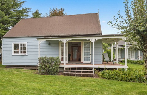 Rangatira Park House | Huka Falls Cottage - Lake Taupo Holiday Home