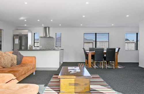 Rangatira Park House | Huka Falls Getaway Su