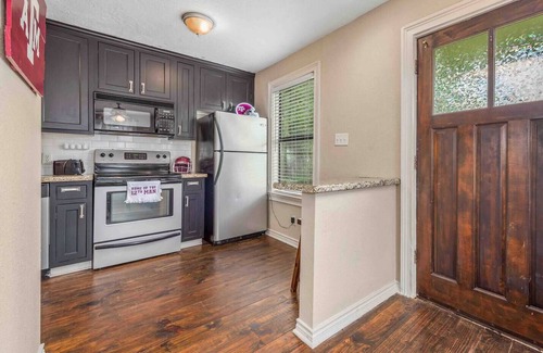 West Park Cottage | Hullabaloo Hut ~ Less than a mile to TAMU CAMPUS!