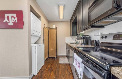 West Park Cottage | Hullabaloo Hut ~ Less than a mile to TAMU CAMPUS!
