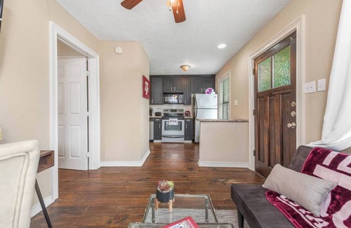 West Park Cottage | Hullabaloo Hut ~ Less than a mile to TAMU CAMPUS!