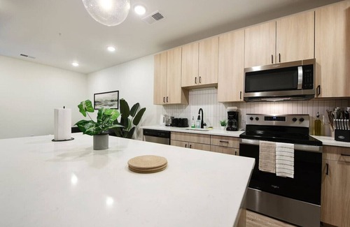 East Liberty Apartment | HULU+GYM+PARKING Near UPMC|Universities|Shopping