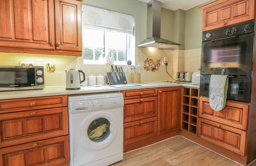 Wold Newton Cottage | HUMBLE BEE COTTAGE, family friendly, with a garden in Hunmanby
