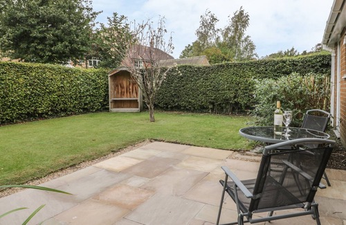 Wold Newton Cottage | HUMBLE BEE COTTAGE, family friendly, with a garden in Hunmanby