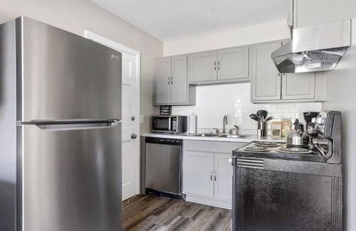 Columbia House | Humble Home on Harrison | Mins to USC | Sleeps 4