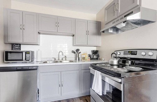 Columbia House | Humble Home on Harrison | Mins to USC | Sleeps 4