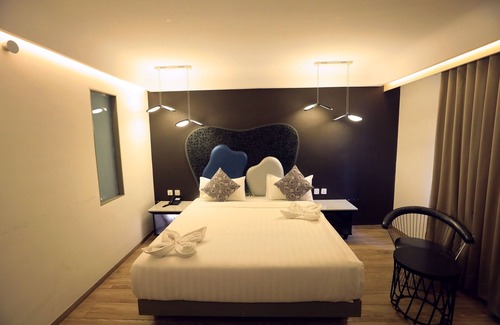 Vallabh Vidhyanagar Hotel | Humming Bird Hotel & Banquet