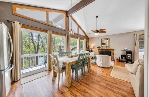 Moneta Cottage | Hummingbird Cottage- charming cottage in quiet cove close to Bridgewater!