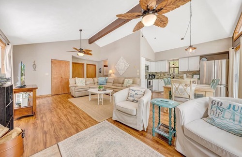 Moneta Cottage | Hummingbird Cottage- charming cottage in quiet cove close to Bridgewater!