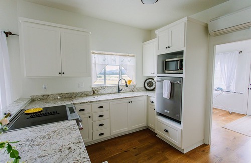 Medford Bed & Breakfast | Hummingbird Estate Wine & Suites