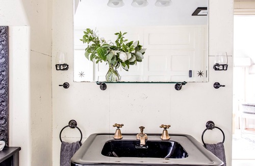Medford Bed & Breakfast | Hummingbird Estate Wine & Suites
