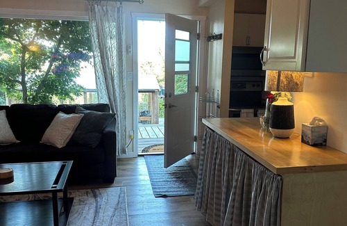 Colwood House | Hummingbird Garden Pet Friendly Suite