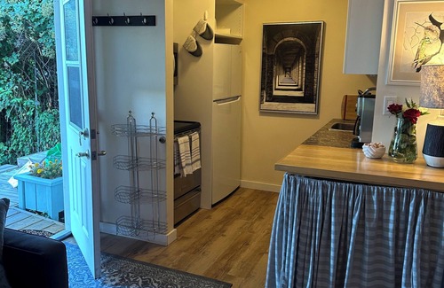 Colwood House | Hummingbird Garden Pet Friendly Suite