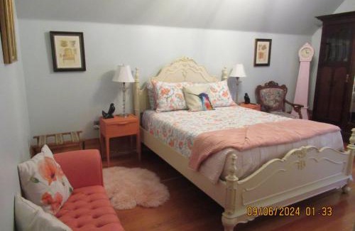 North Oyster Bed & Breakfast | Hummingbird Gardens B&B