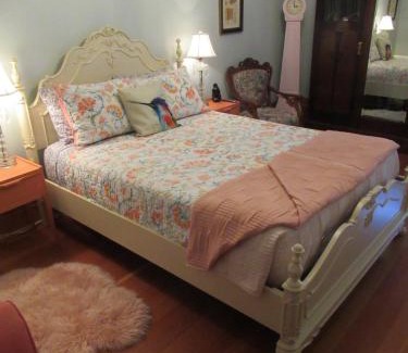 North Oyster Bed & Breakfast | Hummingbird Gardens B&B