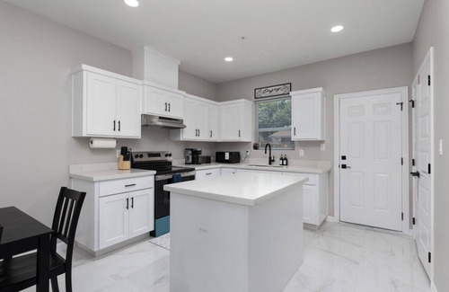 Pharr House | Hummingbird Haven 10 with 2 Bed 2.5Bath and Patio
