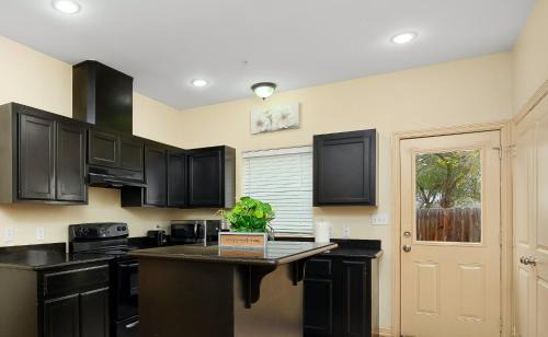 Pharr Apartment | Hummingbird Haven 7 w King bed free parking Patio