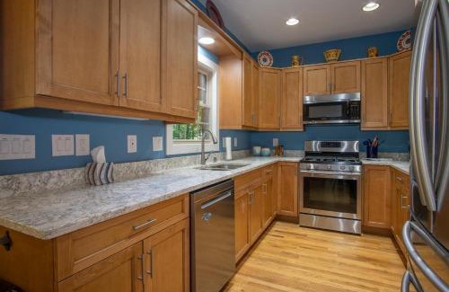 Brevard House | Hummingbird Hideaway
