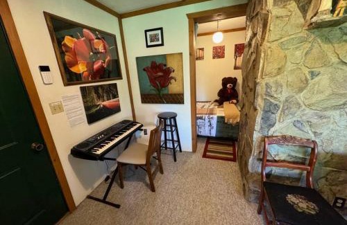 Naches House | Hummingbird Hill Resort: Hot Tub, Views, Wildlife, 3D movies, Hiking, Bikes, Sleds, Games, Kids & Pets Love It