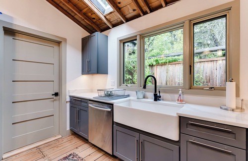 Fairmont House | Hummingbird House! Cozy 2-bedroom rustic house near the University of Oregon!