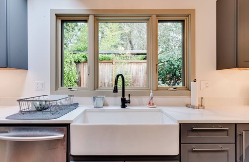 Fairmont House | Hummingbird House! Cozy 2-bedroom rustic house near the University of Oregon!