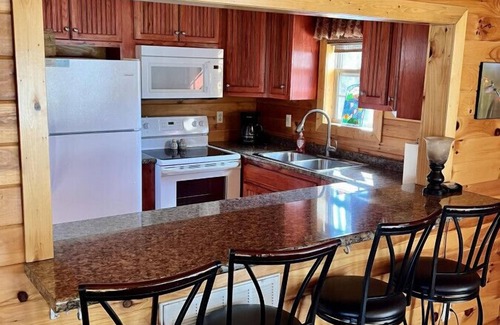 Bryant Cabin | hummingbird · NO SUNDAY CHECK INS- hot tub ,gated, HUMMINGBIRD