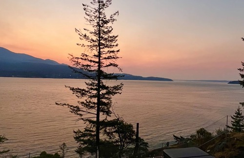 Bowen Island House | Hummingbird Oceanside Suites: Mt Strachan Suite