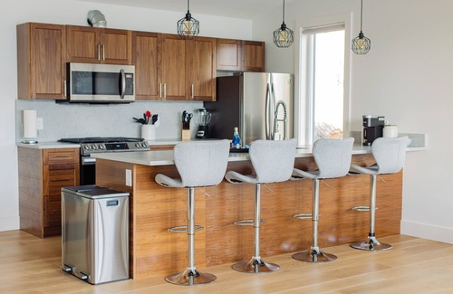 Bowen Island House | Hummingbird Oceanside Suites: The Modern Cabin