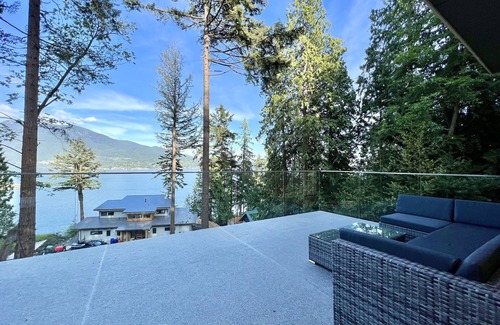 Bowen Island House | Hummingbird Oceanside Suites: The Modern Cabin