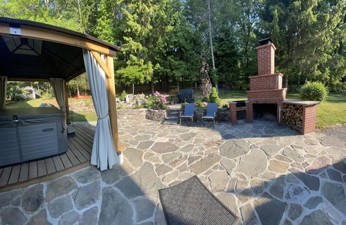 Stroudsburg House | Hummingbird Paradise in Pocono, hot tub,sauna,close to vineyards and ski resort.