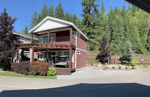 Swansea Point House | Hummingbird Resort Home on Mara Lake