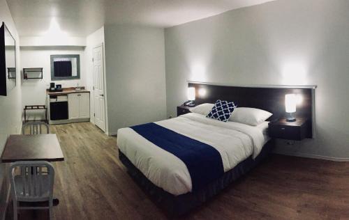 Port McNeill Hotel | Humpback Inn