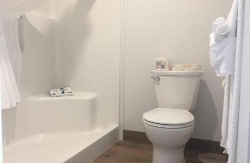 Port McNeill Hotel | Humpback Inn