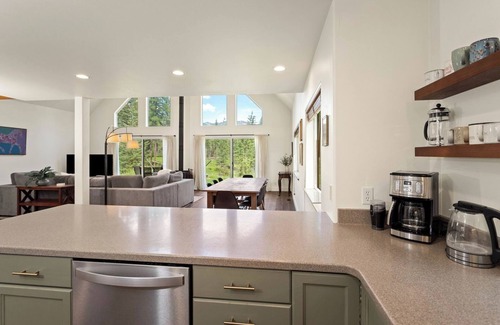 Bigfork House | Hungry Deer Hideaway with Mountain Views