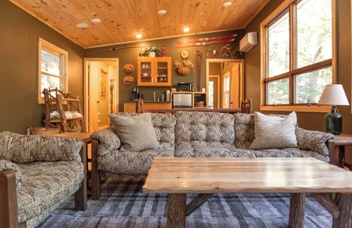 Vandergrift Cabin | Hungry Hollow Hideaway - Luxury Cabin on Private Acreage