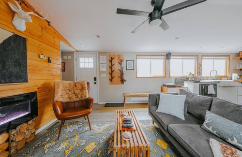 Chatham House | HunnyHAUS: Deluxe TINY*private spa*walk to town
