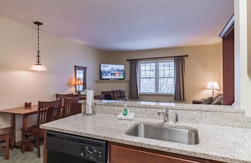 Hunter Condo | Hunter Mtn Slopeside Ski Resort w HotTub Fireplace Heated Pool Restaurant