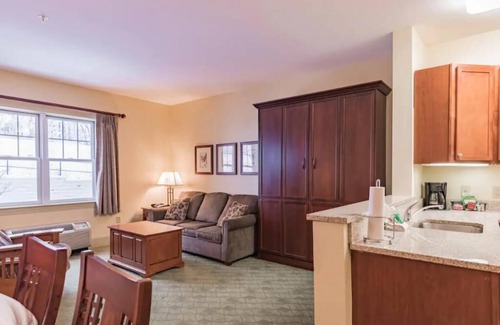 Hunter Condo | Hunter Mtn Slopeside Ski Resort w HotTub Fireplace Heated Pool Restaurant