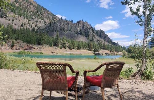 Glacier Country Cabin | Hunter's Glade, glamping on the river, 2 miles from Quinn’s Hot Springs Resort!