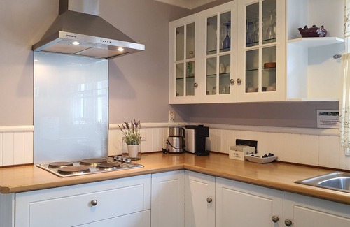 Rosebrook Cottage | Hunter Valley - Romantic luxury spa cottage - awesome views Cadair Cottage No 1