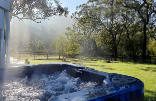Rosebrook Cottage | Hunter Valley - Romantic luxury spa cottage - awesome views Cadair Cottage No 1
