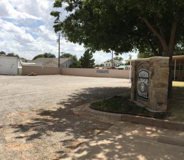 Chalk Hotel | Hunters Lodge Motel
