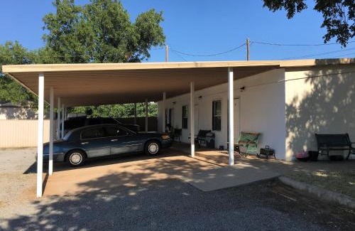 Chalk Hotel | Hunters Lodge Motel