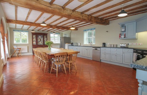 Tenbury Wells Cottage | HUNTERS MOON, pet friendly, with open fire in Tenbury Wells
