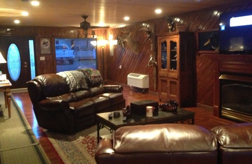 Samburg House | Hunting And Fishing Lodge