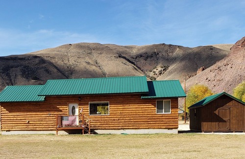Salmon Cabin | Hunting ~n~ Hooks Getaway