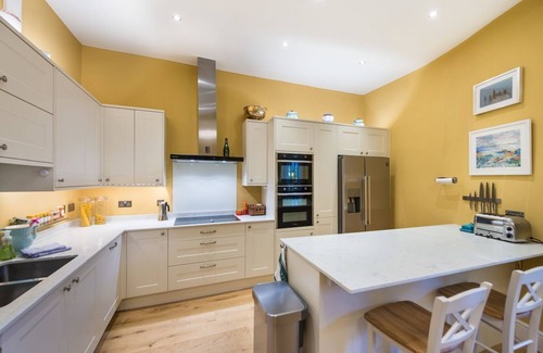 Bonnington Apartment | Huntly Street - An artist's residence