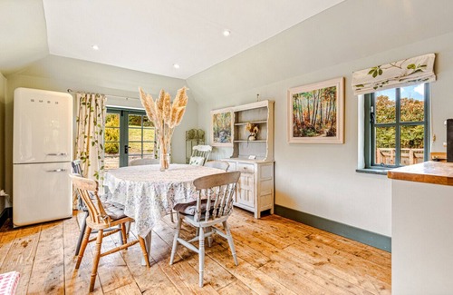 Henley House | Hunts cottage - Pet friendly