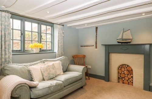 Henley Cottage | HUNTS FARM COTTAGE, pet friendly, with open fire in Henley-On-Thames