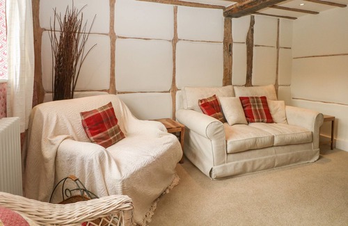 Henley Cottage | HUNTS FARM COTTAGE, pet friendly, with open fire in Henley-On-Thames